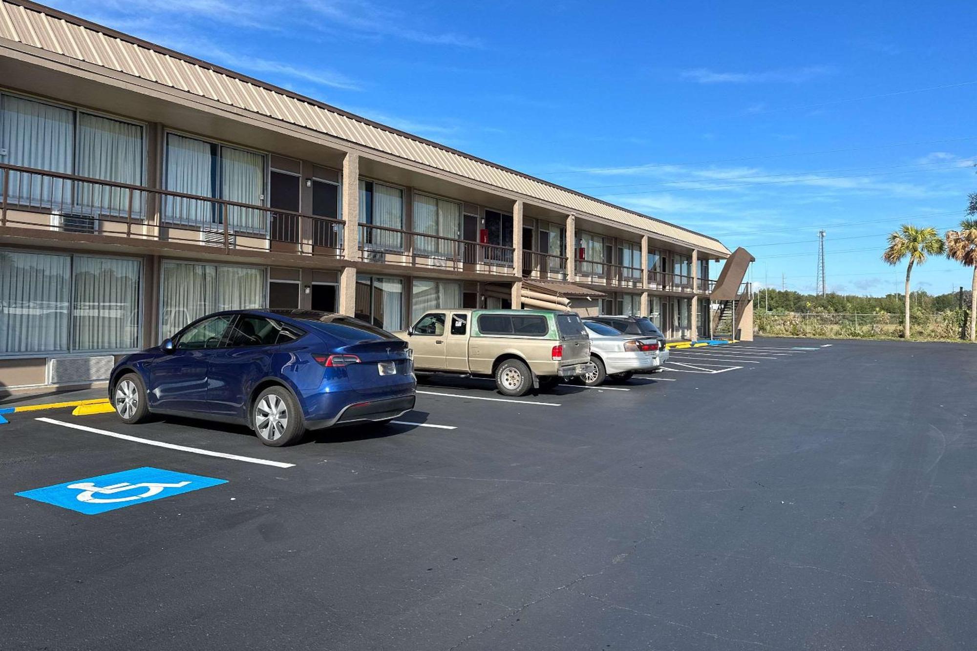 Rodeway Inn Bushnell Exterior photo